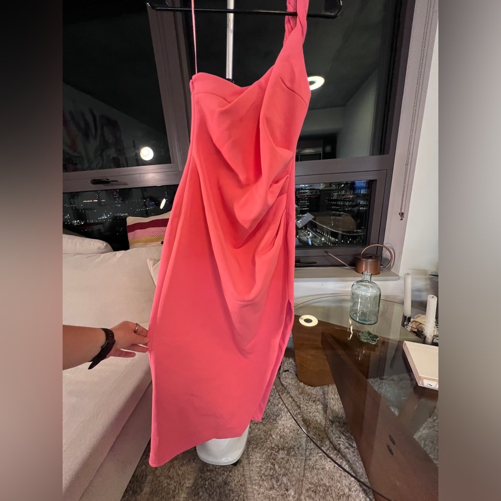 Chic strapless midi dress in vibrant pink